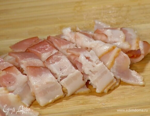 Бекон нарезать небольшими кусочками.