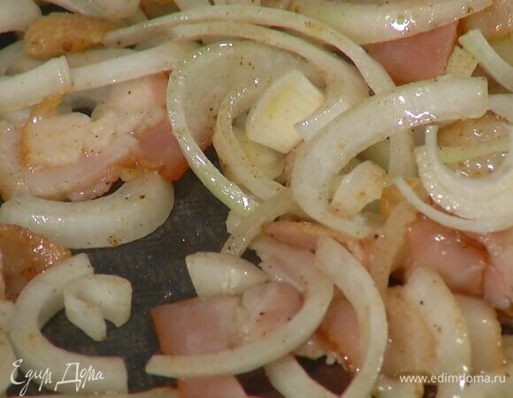 Переложить курицу на тарелку, а в сковороду влить оставшееся оливковое масло и обжарить бекон с луком и чесноком.