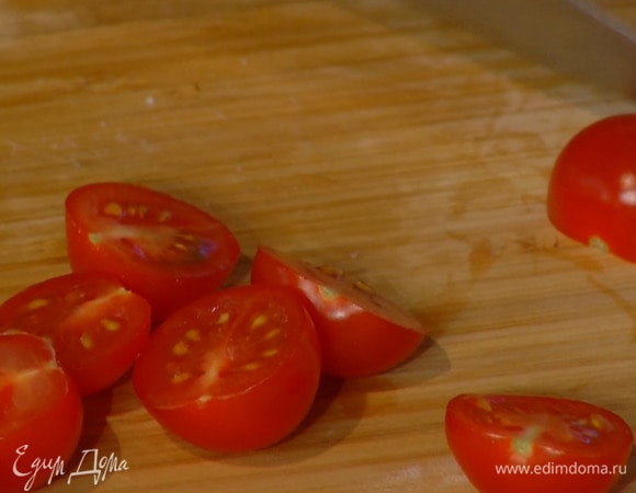 Помидоры черри разрезать пополам.