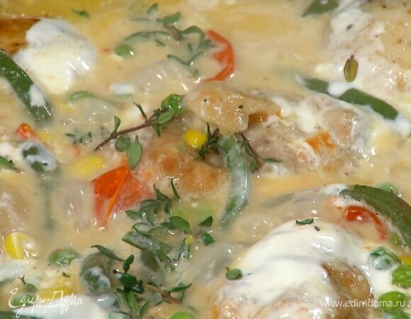 Вернуть курицу в сотейник к бекону, выложить кукурузу, горошек, фасоль и помидоры черри, влить горячий бульон, посолить, поперчить, накрыть крышкой и томить на небольшом огне около 20 минут, затем добавить сметану, все перемешать и посыпать листьями тимьяна.