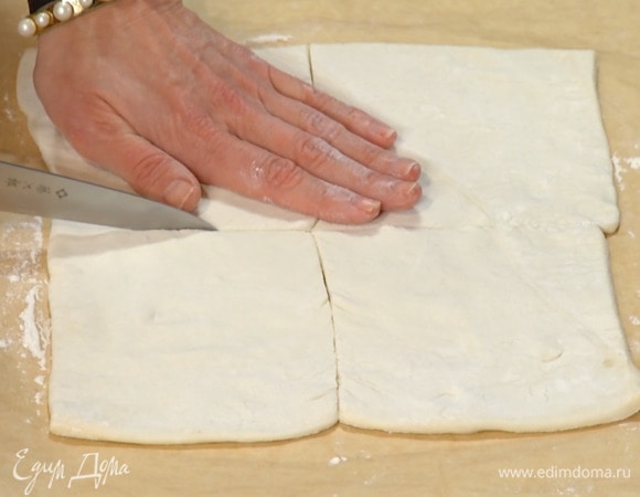 Тесто разморозить, слегка раскатать и разрезать на 4 квадрата.