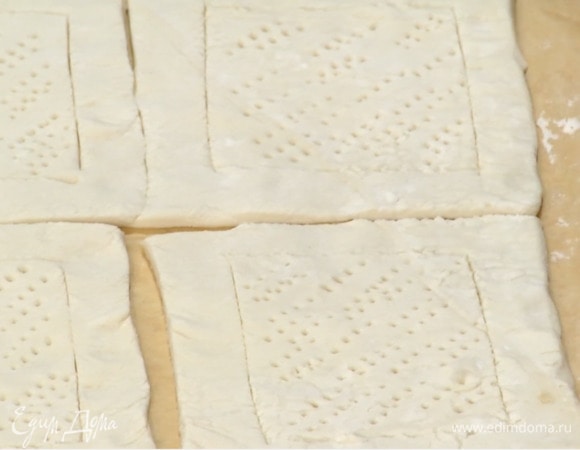 Для бортиков тарталеток, отступив на полтора сантиметра от краев и не прорезая тесто насквозь, ножом прочертить квадраты меньшей площади и часто наколоть их вилкой (бортики не трогать).