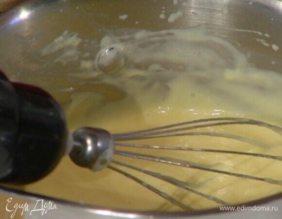 Приготовить крем: желтки с сахаром, крахмалом и ванильным экстрактом взбить блендером с насадкой-венчиком, продолжая взбивать, тонкой струйкой влить горячее молоко со сливками и взбить еще немного, затем перелить все обратно в кастрюлю и, постоянно перемешивая венчиком, заварить крем на среднем огне.