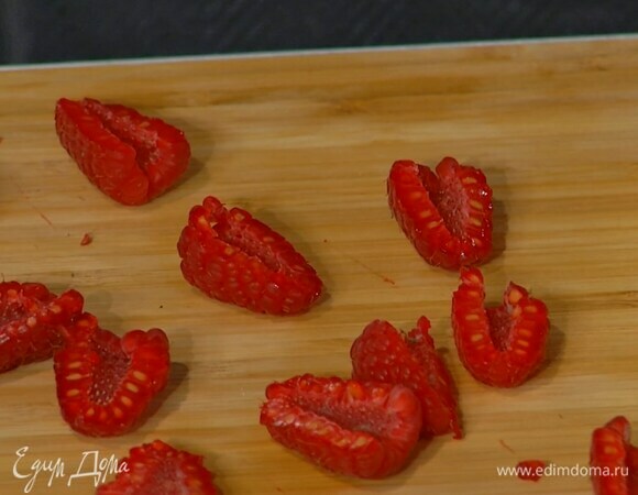 Половину ягод разрезать пополам или на 4 части.