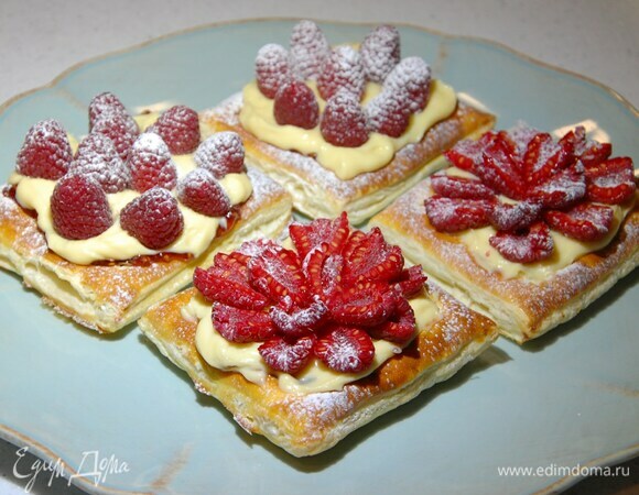 В готовые тарталетки выложить джем, затем крем, разложить ягоды и посыпать сахарной пудрой.