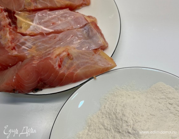 Рыбу нарезать на порционные кусочки, обвалять в муке и обжарить до золотистой корочки.