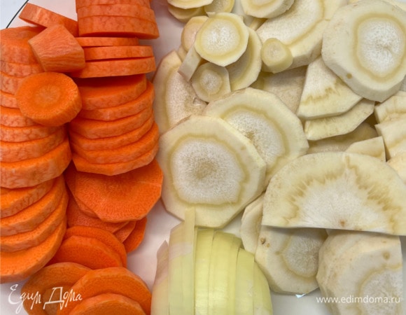 Морковь и белый корень почистить, вымыть и нарезать кружочками или полукружьями. Лук нарезать полукольцами. Морковь и пастернак обжарить на подсолнечном масле, посолить и поперчить.