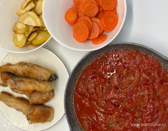 Переложить рыбу с кореньями слоями в посуду, в которой будем все тушить.