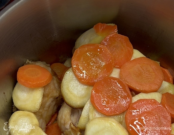 Затем добавляем чуть-чуть воды, лавровый лист и перец горошком. Так тушить 30–40 минут до готовности. Если необходимо, посолить. Приятного аппетита 😋 Готовьте с 🧡