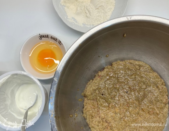 Икру сазана промыть, удалить лишнюю воду, пробить икру (я это делаю через терку).