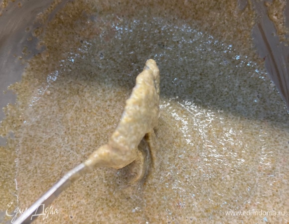 К икре добавить сметану, яйцо, посолить, поперчить. Муку смешать с содой, все соединить до однородной массы.