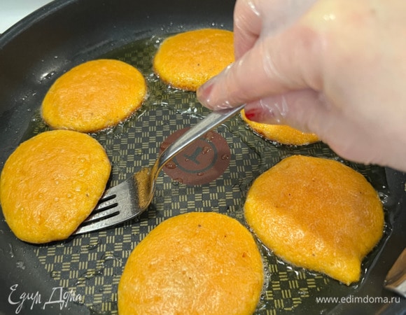 Обжарить с двух сторон до готовности. Подавать со сметаной или соусом к рыбе. Приятного аппетита!