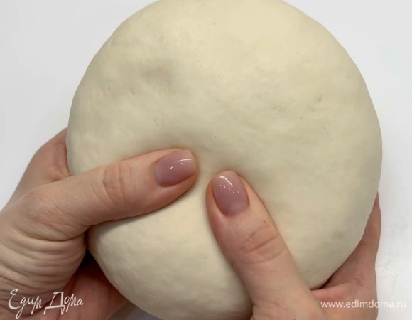 Муку, воду и соль соединить и замесить тесто. Оставить на 30 минут. В тесто можно добавить 2 ст. л. растительного масла. Так лепешки будут еще вкуснее и нежнее.