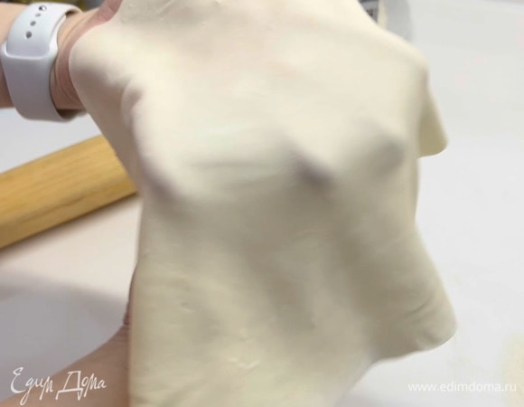 Тесто разделить на порционные кусочки, раскатать в пласт и на одну половинку выложить начинку, накрыть и защипнуть края, можно обрезать фигурным ножом.