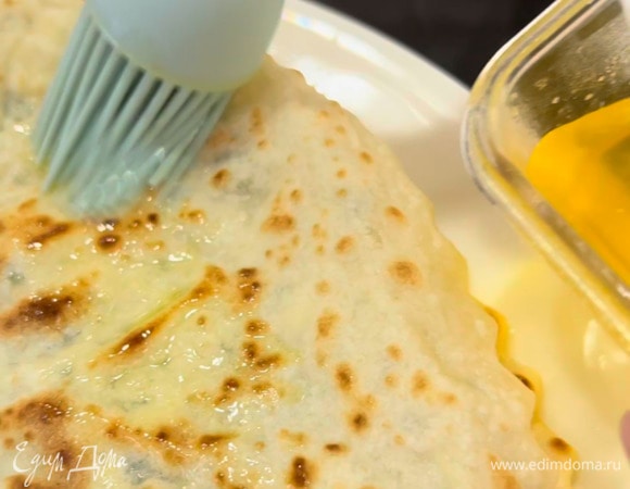 Обжарить с двух сторон на сухой сковороде. Горячие лепешки смазать топленым маслом.