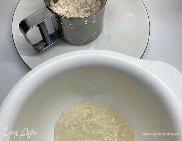 Приготовление опары: дрожжи (2 г быстродействующих или 6 г прессованных) растворить в воде, добавить муку и оставить при температуре 21°С на 12 часов. Я опару ставлю на ночь, а утром начинаю замешивать тесто. Готовая опара должна увеличиться в объеме в 2,5–3 раза, стать воздушной, на поверхности должны появиться пузырьки.
