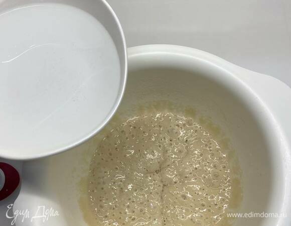 Приготовление теста: готовую опару размешать в воде, добавить муку, смешать до однородности, накрыть и оставить на 20 минут.