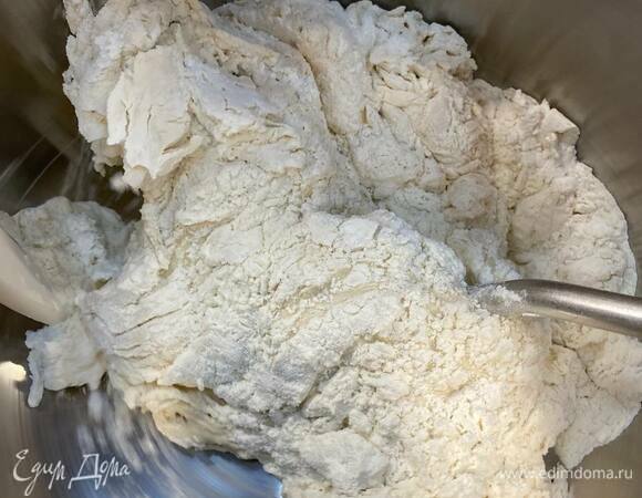 Далее замешиваем тесто вручную или тестомесом. При появлении первых признаков эластичности добавить соль и продолжить замес теста до гладкости и эластичности.