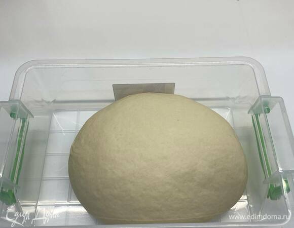 Выложить тесто на стол. Если оно сильно липнет, то можно припылить стол мукой. Затем сформировать шар и поместить его в смазанную миску или контейнер. Накрыть крышкой или пленкой.