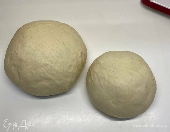 Поверхность припылить мукой и разделить тесто на 2 части. Одна часть весом 350–360 г — для формы Л11 (маленький кирпичик). Остальное тесто на большой кирпичик. Округлить тесто и оставить под пленкой на 20 минут.