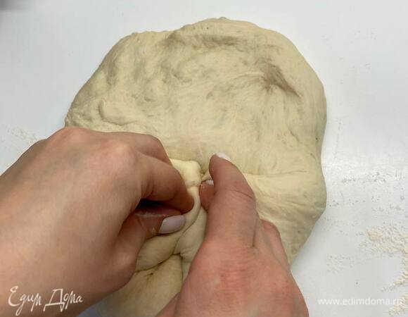 Формы Л11 и Л7 смазать сливочным маслом. Далее сформировать хлеб по технике пеленания (напишите в комментариях, если нужно рассказать про эту технику подробнее).