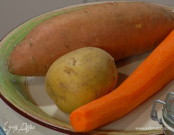 Морковь, батат, картофель и луковицу почистить и натереть на крупной терке.