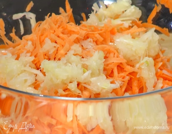 Фету нарезать кубиками и отправить к овощам, ввести яйцо и все перемешать.