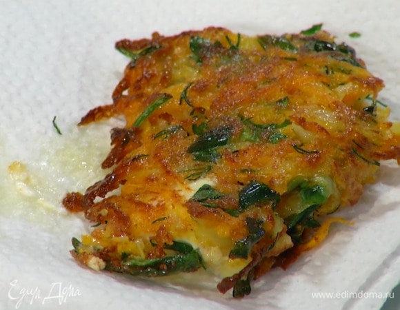 Разогреть в тяжелой сковороде оливковое масло и пожарить драники с двух сторон до золотистого цвета, затем выложить на бумажное полотенце, чтобы удалить излишки жира.