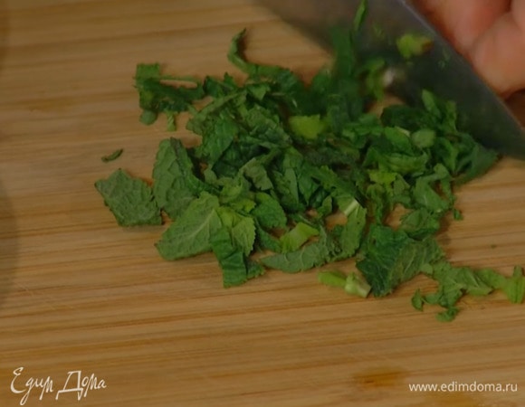 Мяту мелко порезать.