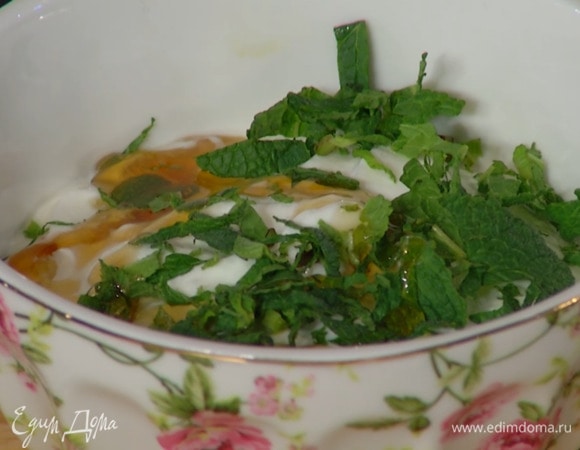 Приготовить соус: к сметане добавить кленовый сироп, сок лимона и мяту, все посолить, поперчить и перемешать.