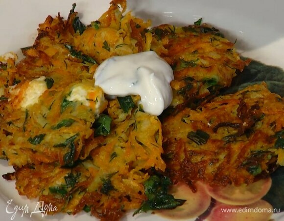 Подавать готовые драники со сметанным соусом.