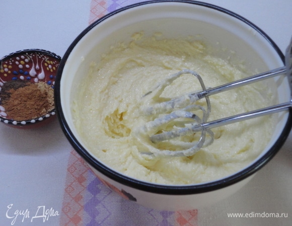 В размягченное сливочное масло добавьте сахар, ванильный сахар и взбейте массу до пышности.