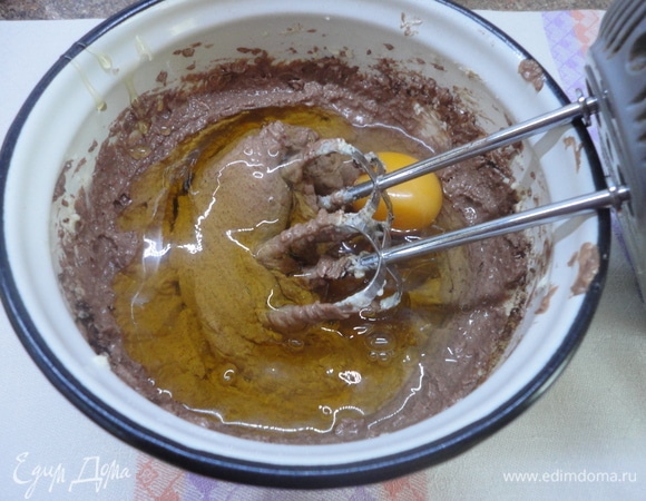 Затем добавьте соль, яйцо и мед. Перемешайте лопаткой или миксером.