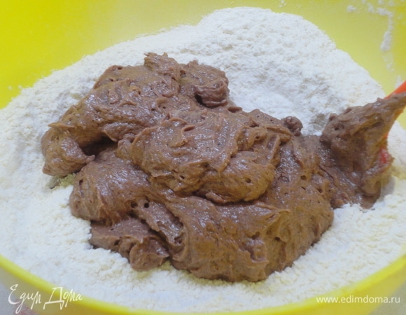 В отдельной миске смешайте муку, разрыхлитель теста, затем добавьте сливочную массу и замешайте тесто.