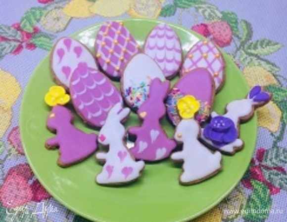 Приготовьте глазурь по инструкции на упаковке и украсьте остывшие прянички. Подарки готовы.