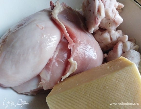 Подготовить ингредиенты. Если нет колбасного сыра, возьмите 200 г любого простого и добавьте в фарш половину чайной ложки жидкого дыма для придания котлетам копченого аромата.