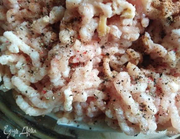 Пропустите все через мясорубку. Добавьте соль, перец, мускатный орех.