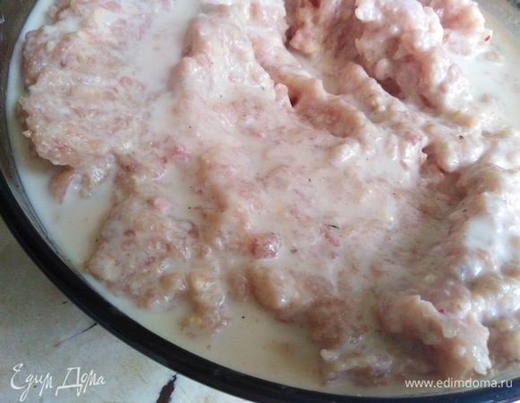 Влейте молоко. Хорошо вымешайте фарш.