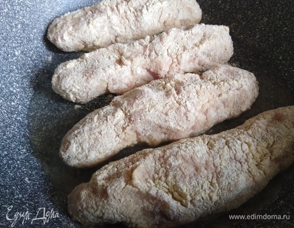 Выложите в разогретую сковороду с растительным маслом.