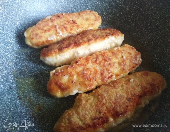 Жарьте с двух сторон, по 10 минут с каждой.