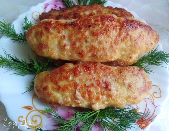 После того как перевернете котлеты, вторую сторону жарить под крышкой.