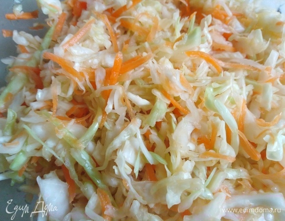 Помять руками до мягкости. Оставить на 10–15 минут.