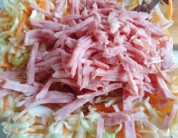 Добавить тонко нарезанную соломкой ветчину. Заправить растительным маслом. Приятного аппетита!