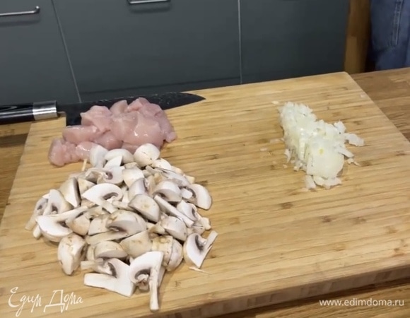 Лук измельчить, шампиньоны и курицу нарезать крупными кусочками.