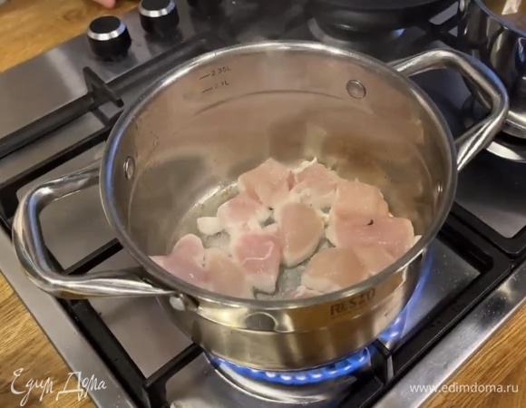 Влить масло в сотейник, посолить. Обжарить курицу с одной стороны до золотистой корочки и выложить на тарелку.