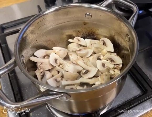 В том же сотейнике обжарить шампиньоны с добавлением растительного масла и соли до выпаривания жидкости и выложить к курице.