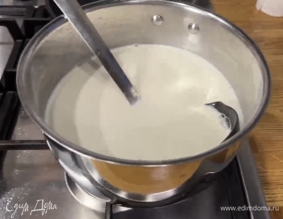 Влить в бульон 150 мл сливок и прогреть на огне. Далее по необходимости добавлять в ризотто бульон со сливками. Посолить и поперчить блюдо.