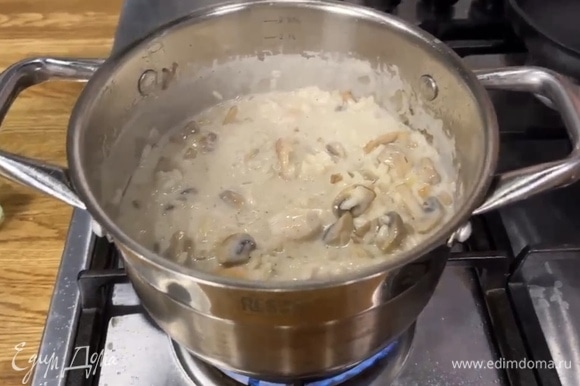 За 5 минут до готовности риса добавить в ризотто курицу и грибы, перемешать, добавить еще бульона.