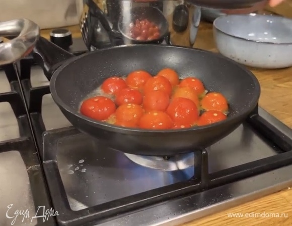 Помидоры черри разрезать пополам. Обжарить в течение нескольких минут на растительном масле.