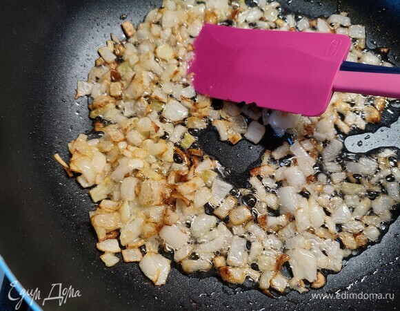 Лук мелко нарезать и обжарить на сливочном масле до золотистого цвета.